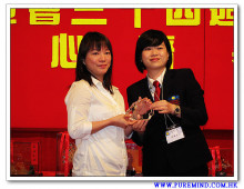 心齋基金總幹事梅婉蓉頒發記念獎座予捐助善款支持助學及扶貧項目的熱心人士。