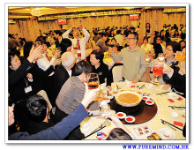 心齋仝人向每席來賓敬酒的熱鬧情況。