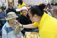 長者品嚐美味蛋糕時留影。