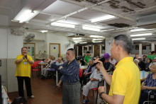 服務人員為長者獻唱粵曲及時代金曲。