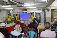 服務人員為長者示範健體操。