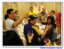 心齋仝人向每席來賓敬酒的熱鬧情況。