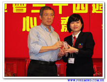 心齋基金總幹事梅婉蓉頒發記念獎座予捐助善款支持助學及扶貧項目的熱心人士。