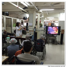 本基金服務人員為長者獻唱時代金曲時攝。