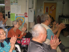 服務人員為長者示範健體操。