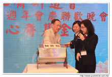 幸運兒歡天喜地上台領取獎品時攝。