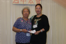 抽獎環節開始，由各嘉賓主持抽獎，各幸運兒歡天喜地領取獎品