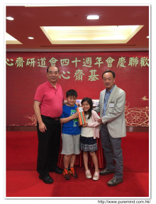 萬眾期待的抽獎環節開始，各幸運兒歡天喜地上台領取獎品。