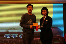 成功投得聖品者逐一上台接受聖品。