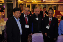 來賓與李一覺會長合照留念。