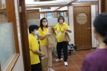 服務人員派發禮物包