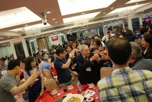 心齋仝人向每席來賓敬酒的熱鬧情況。