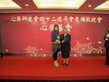 成功投得聖品者逐一上台接受聖品。