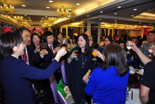 心齋仝人向來賓敬酒的熱鬧情況。