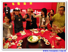 心齋仝人向每席來賓敬酒的熱鬧情況。