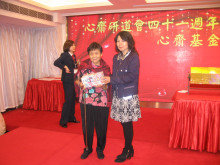 萬眾期待的抽獎環節開始，各幸運兒歡天喜地上台領取獎品。