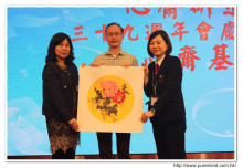 心齋基金國內負責人馮杏玲小姐頒投得藝術品之熱心人士。