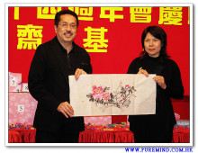 心齋基金國內負責人馮杏玲小姐頒發由中國名畫家陳毓萍小姐繪贈之牡丹扇面國畫三幅予成功競投者何佩修先生。