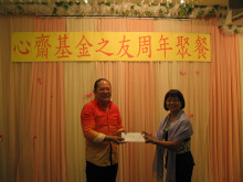 抽獎環節開始，由各嘉賓主持抽獎，各幸運兒歡天喜地領取獎品。