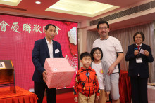 萬眾期待的抽獎環節開始，各幸運兒歡天喜地上台領取獎品