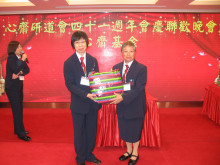 萬眾期待的抽獎環節開始，各幸運兒歡天喜地上台領取獎品。