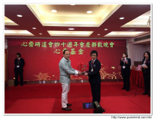 成功投得聖品者逐一上台接受聖品。