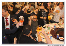 心齋服務仝人向來賓敬酒之熱鬧情況。