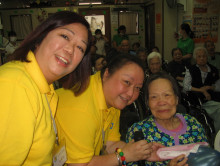 服務人員與長者合照。