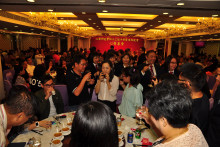 心齋仝人向來賓敬酒的熱鬧情況。