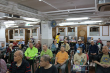 長者玩傳遞汽球遊戲時攝