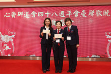 致送紀念品給支持心齋之熱心人士