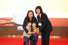 成功投得聖品者逐一上台接受聖品。