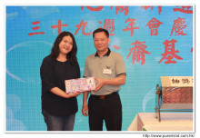 幸運兒歡天喜地上台領取獎品時攝。