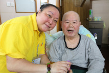 服務人員與長者合照。