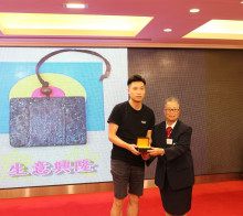 成功投得聖品者逐一上台接受聖品