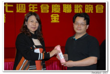 萬眾期待的抽獎環節開始，各幸運兒歡天喜地上台領取獎品。