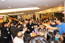 心齋仝人向來賓敬酒的熱鬧情況。