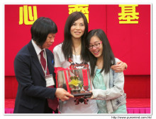 成功投得聖品者逐一上台接受聖品。