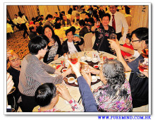 心齋仝人向每席來賓敬酒的熱鬧情況。