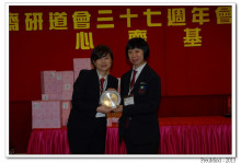 心齋基金總幹事梅婉蓉頒發紀念品予熱心人士。