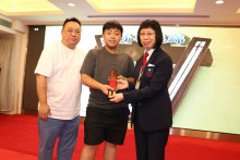 成功投得聖品者逐一上台接受聖品。