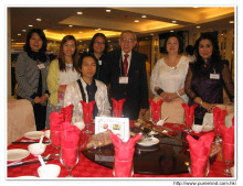 來賓與李一覺會長合照留念。