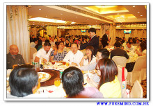 司儀逐一介紹聖品並宣佈競投開始，來賓熱烈競價。