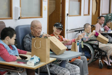 服務人員派發禮物包