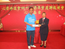 萬眾期待的抽獎環節開始，各幸運兒歡天喜地上台領取獎品。