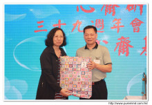 幸運兒歡天喜地上台領取獎品時攝。