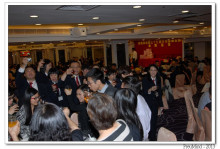 心齋仝人向每席來賓敬酒的熱鬧情況。