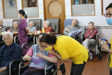 長者玩傳遞汽球遊戲時攝