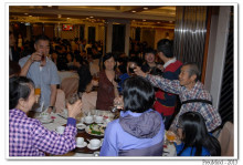 心齋仝人向每席來賓敬酒的熱鬧情況。