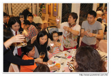 心齋服務仝人向來賓敬酒之熱鬧情況。